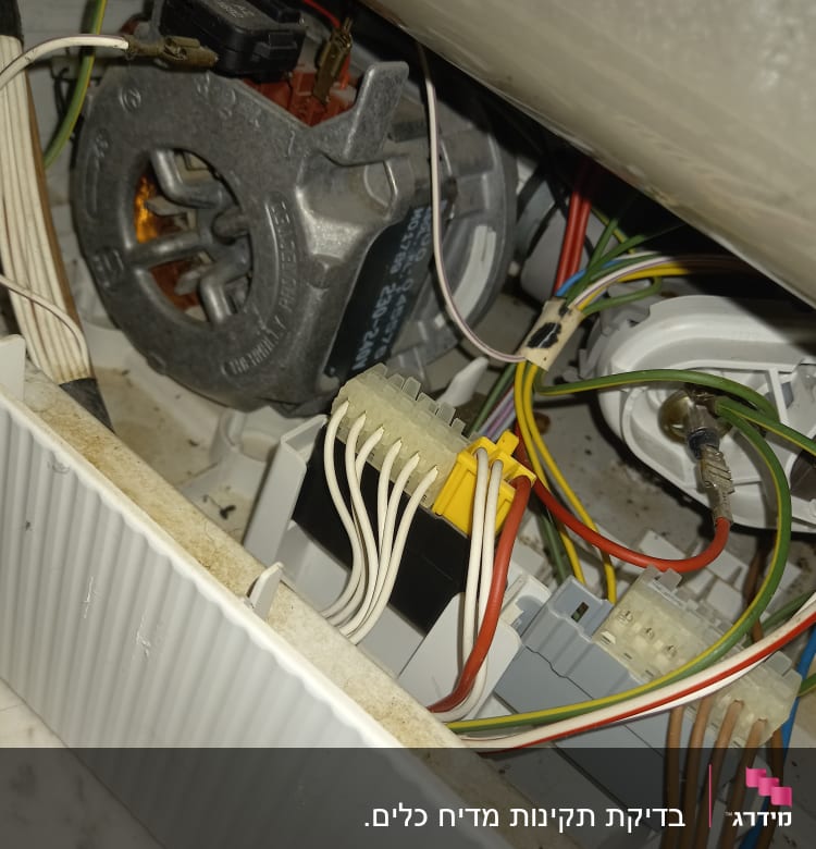 חוטי חשמל צבעוניים מחוברים למנוע חשמלי